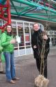 Paul Vermast (rechts) koopt een boom voor het klimaatbos namens Natuur en Milieu Flevoland