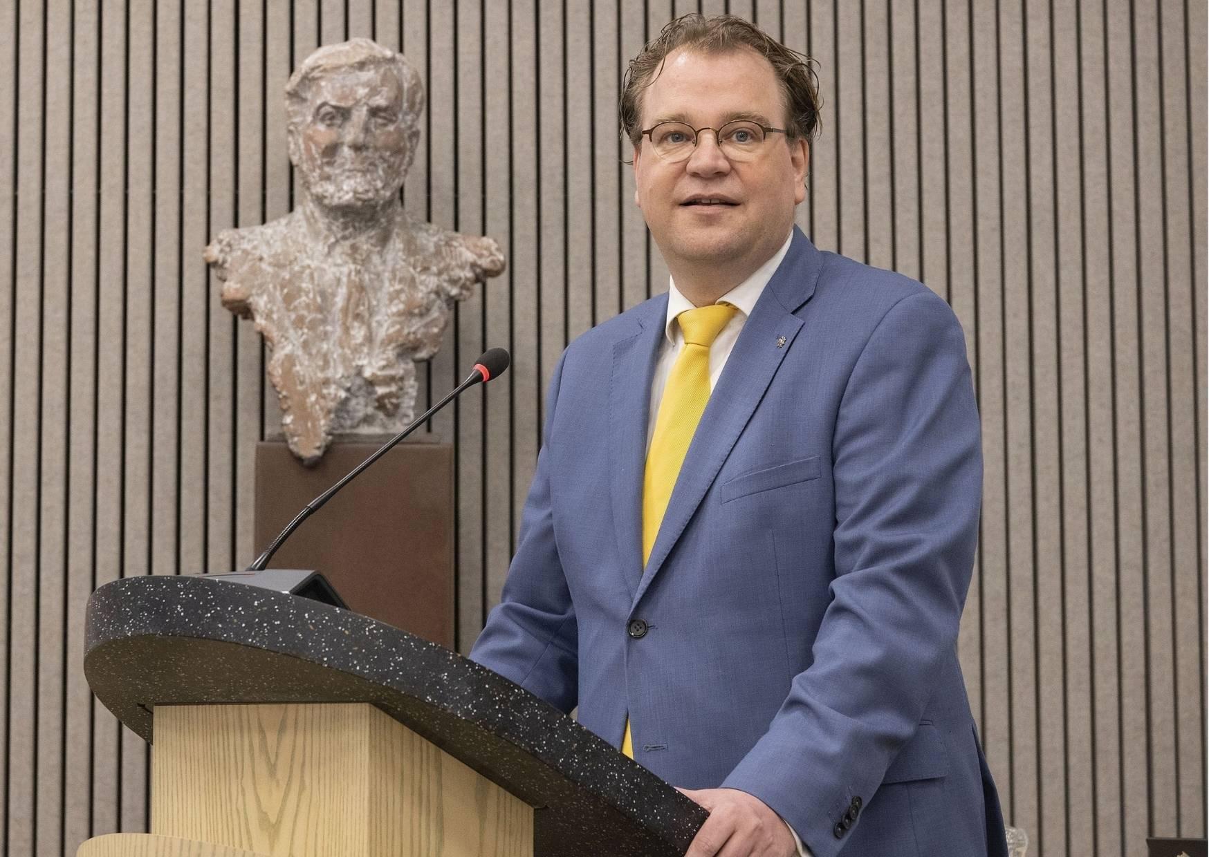 Paul Vermast spreekt als plaatsvervangend voorzitter de gemeenteraad toe bij het afscheid van de raad 2018-2022
